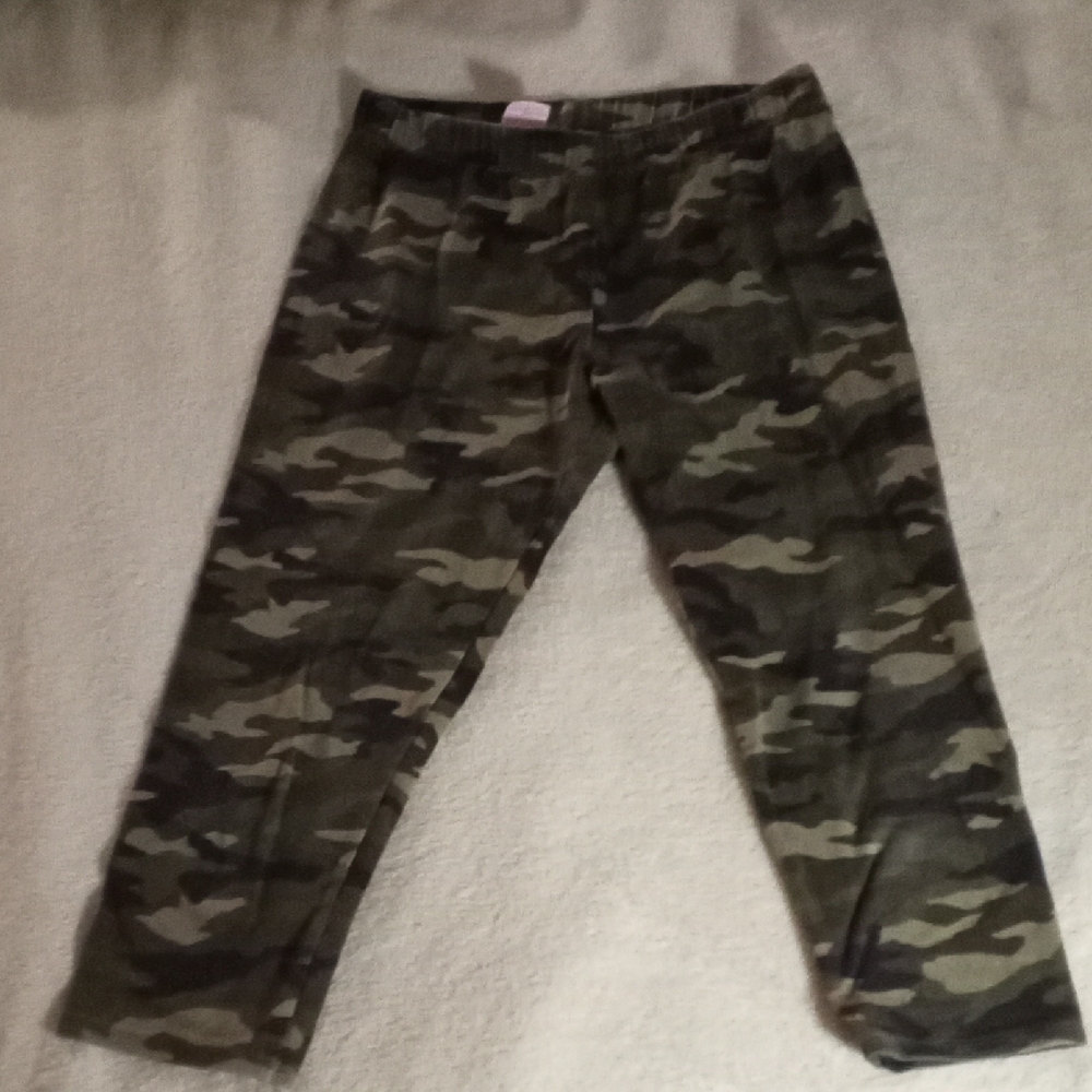 CAMO WOMENS SIZE MEDIUM CAPRIS EUC